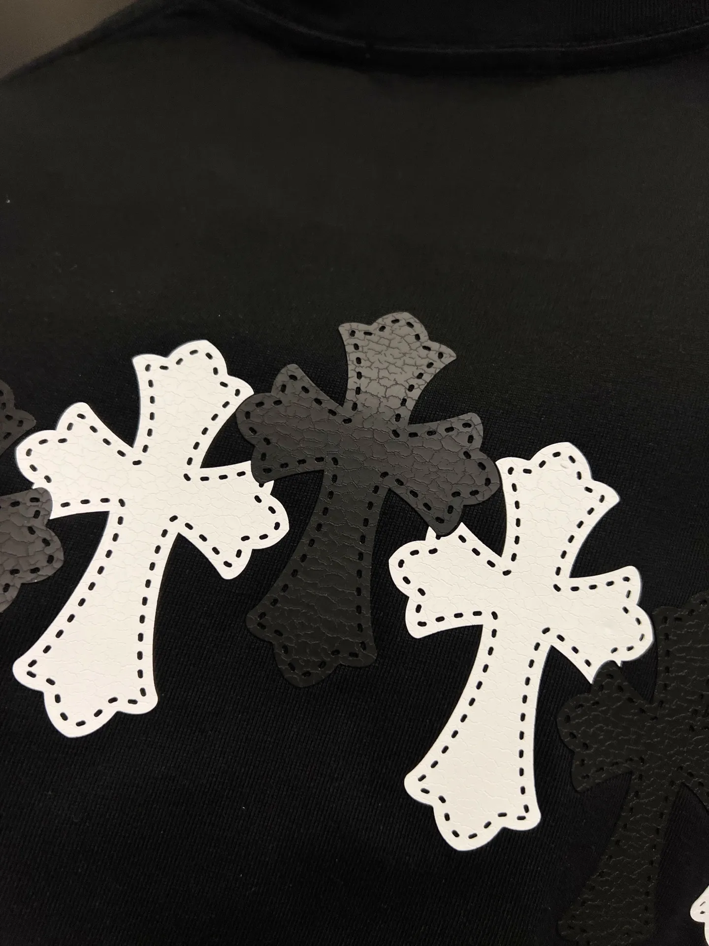 🅿️190 CH Crow 2025 Autumn and Winter New Short-sleeved T-shirt Cross leather craft Customized hardware metal + Middle Eastern Australian diamond design craft The real thing is great🔥Same style for men and women, loose version Size S M L XL XXL Five sizes black white